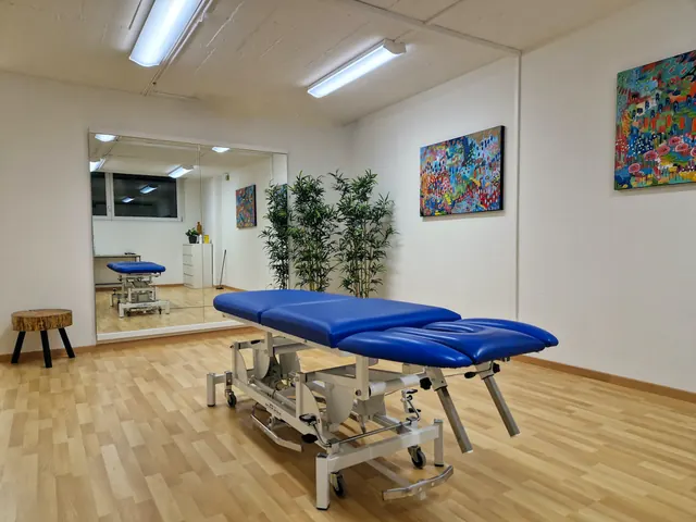 Behandlungsraum von Physio Orange an der Bahnhofstrasse 4 in Lyss