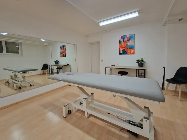Zweiter Behandlungsraum von Physio Orange an der Bahnhofstrasse 4